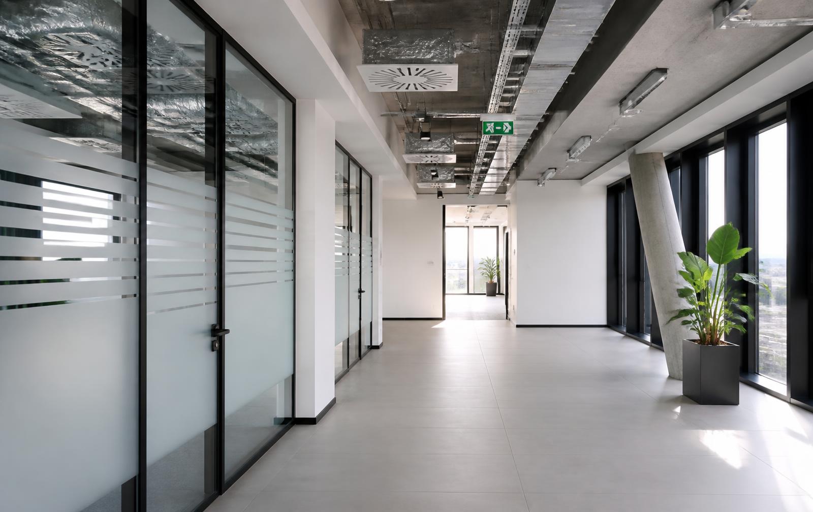 Bürogebäude innen mit sichtbaren Lüftungsauslässen und Luftkanälen an der Decke