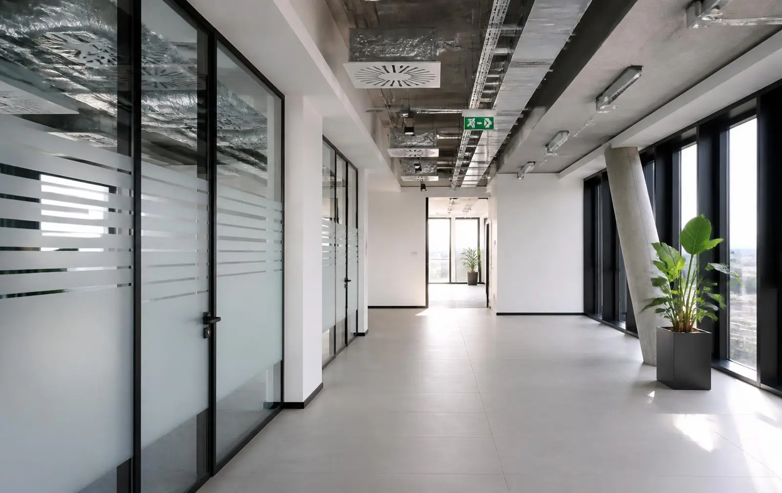 Bürogebäude innen mit sichtbaren Lüftungsauslässen und Luftkanälen an der Decke