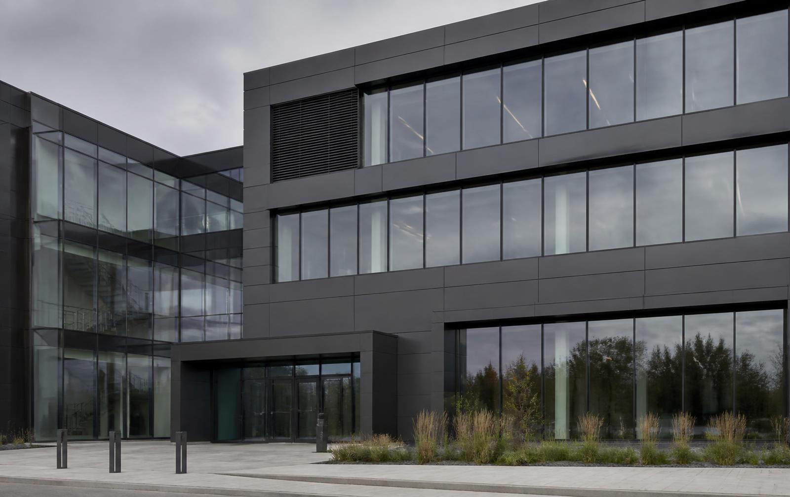 Bürogebäude mit Glasfassade und Lüftungs- und Klimakonzept der TGA-Planung